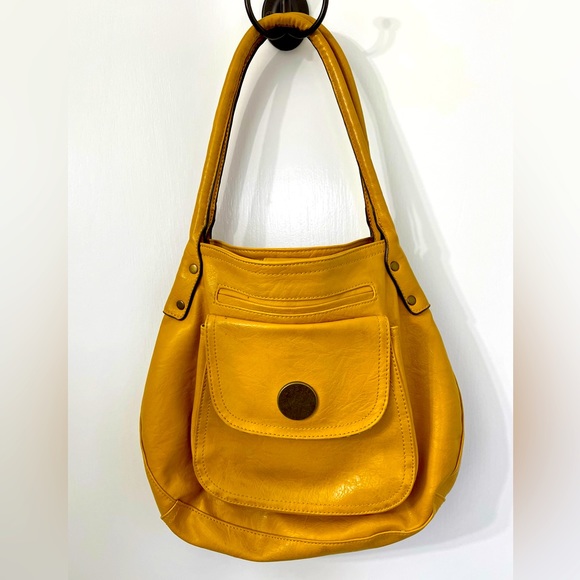 Perfectly cute shoulder bag to run errands. Not too big but holds plenty. - Picture 1 of 3